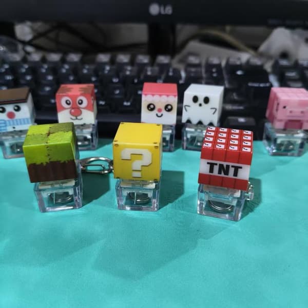 Pelipainikkeen avaimenperä Fidget-lelut Dekompressio-näppäinhatut A7