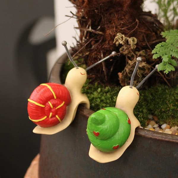 Krukke-klemmer blomsterfigur i harpiks snegl