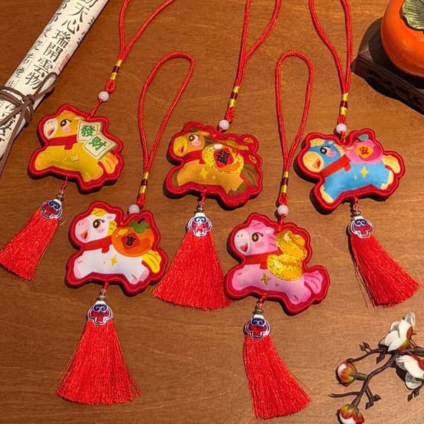 Ny e Pony Kvast Ornament Charm Vedhæng Hesteåret Sach A1