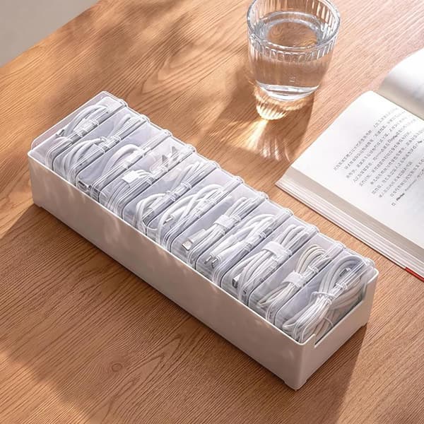 Gennemsigtig boks med flere rum til opbevaring af opladerkabler B White 12pcs