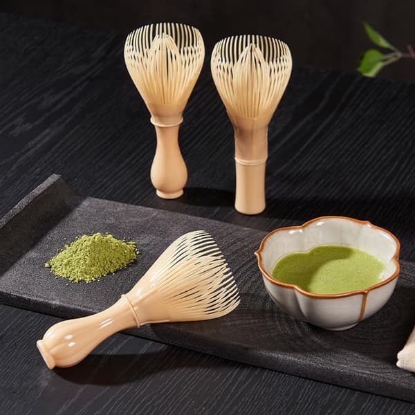 Matcha-visp i harts med platt stabil bas och kam C