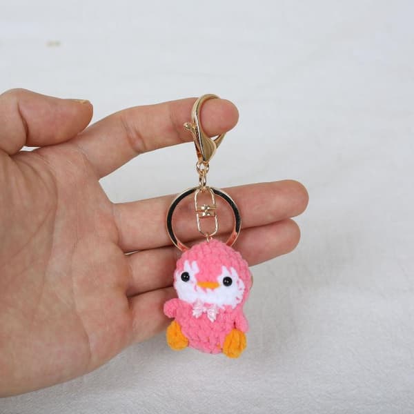 Mini virkad pingvinberlock handgjord pingvinnyckelring stickad Gray