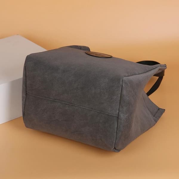 Afslappet alsidig mulepose med stor kapacitet til rejser, pendling og kontor Dark brown