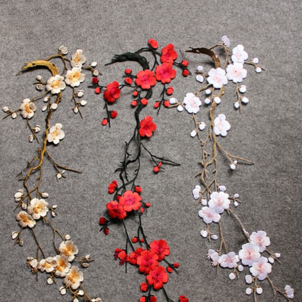 Vacker broderad plommonblomma blomma lapp järn/sy på app Red