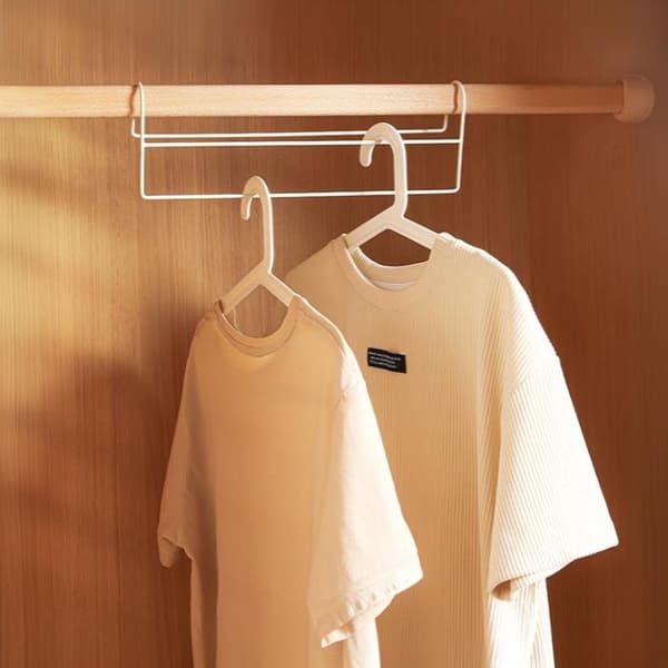 Plassbesparende kleshenger i metall for garderobe A1