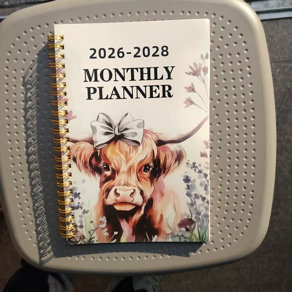 2026-2028 Highland Ko Månadsplanerare | 3-årskalender Multicolor
