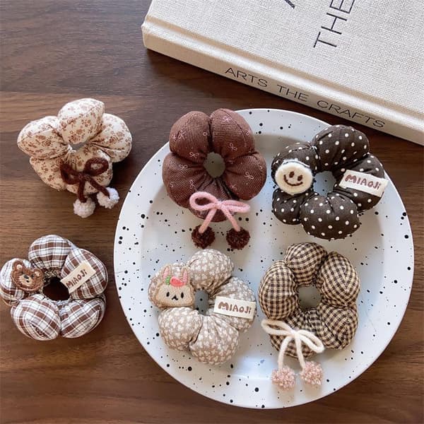 1 stk. e Polstret stofhårscrunchie med tegneseriefigur til piger Da A