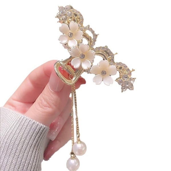 Elegant diamantbesat perlejasminblomstkvastkloklip