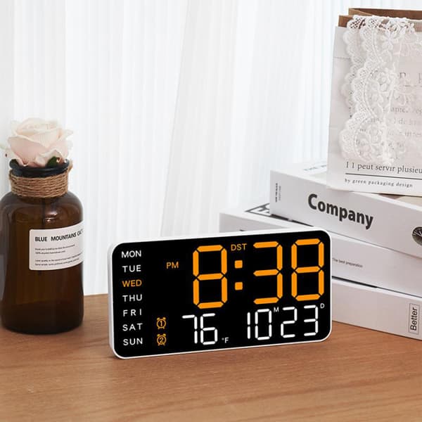 Stor digital LED-väggklocka med jumbodisplay och kalenderfunktion Black Pink