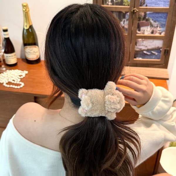 e Plyschfest Hårklämma Hårrep Mjuk Och e Liten Klämma A2