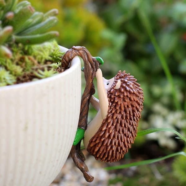 Klättrande igelkottfigur Blomkrukekramare