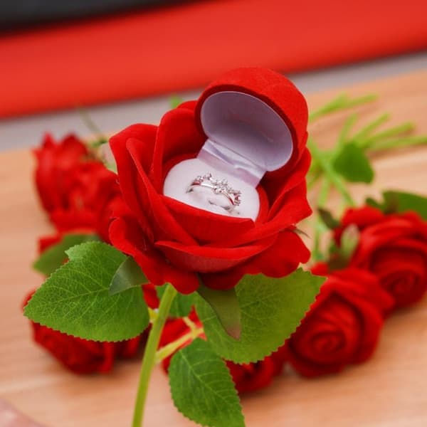 1/2 stk. Kreativ Rød Rose Blomst Ring Display Boks Smykke Display 1pcs