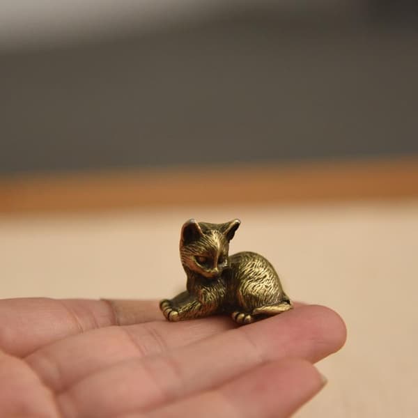 4 stilarter tilgængelige messing e kattefigurer miniaturer skrivebord eller A4