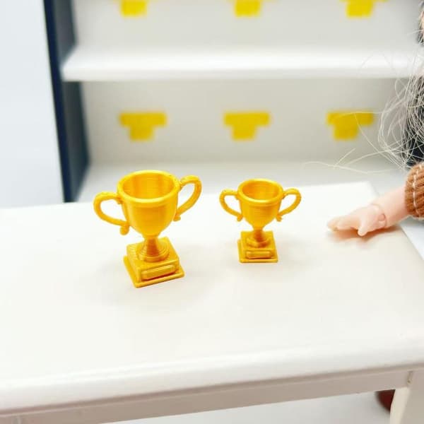 Mini gyllene troféleksaksprydnad för dockhusdekoration ama Sc S
