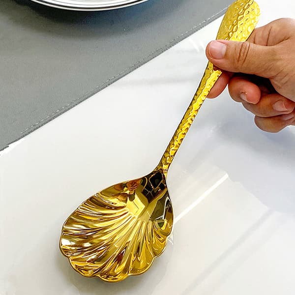 Långskaftad sked i rostfritt stål med snäckskalsdesign för perfekta desserter Gold