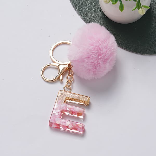 e Nøglering Pink Pompom Ball 26 bogstaver Nøglering Resin Nøgleringe E