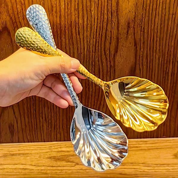 Långskaftad sked i rostfritt stål med snäckskalsdesign för perfekta desserter Gold