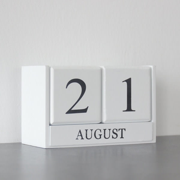 Yksinkertainen ja moderni puinen pöytäkalenteri, pysyvä päivittäinen kalenteri kuukausipäivänäyttö valkoinen