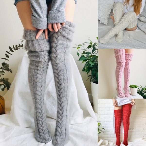 Kvinders lår, grå høje sokker over knæet, strikket støvlestrømpe