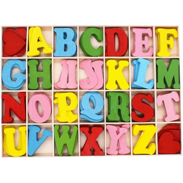 Set med 130 färgade bokstäver i LOVE Wood träbokstäver med stora bokstäver