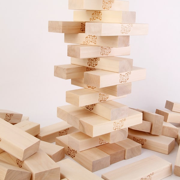 Klassiskt Jenga-spel, staplingsspel med träklossar