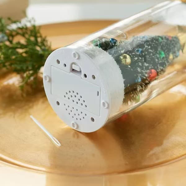 Opptakbar juleflaskedekorasjon med lite snøtre og avspilling av melding