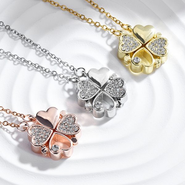 Et for to hjerteformede halskæder med firkløver Rose gold