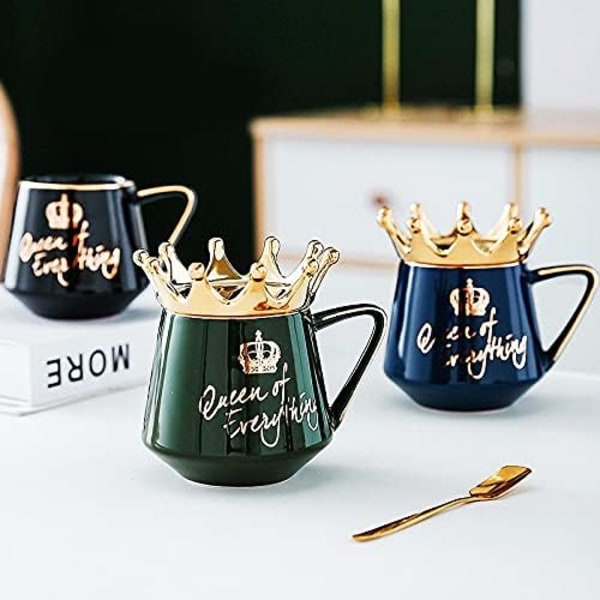 Queen of Everything Mugg, Keramisk konstmugg med kronlock och sked
