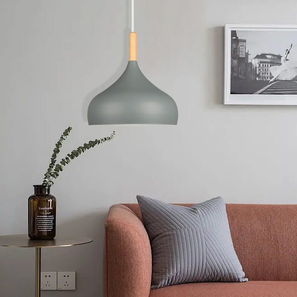 Modern nordisk taklampa i metall och trä med justerbar lampskärm för inomhusbruk, grå