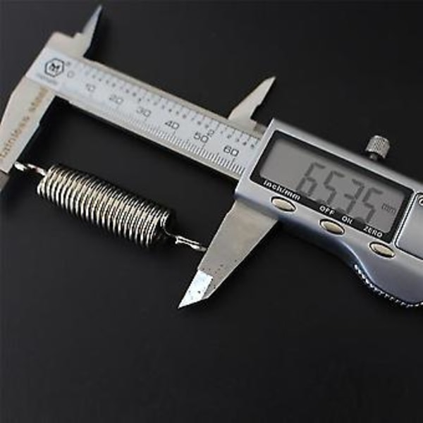 Metallinen rummun jalkapedaali D-rengasjousilla ja kiristimellä rumpaleille ja lyömäsoittajille