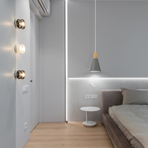 Modern enkel taklampa i metall och trä med justerbar lampskärm i grått