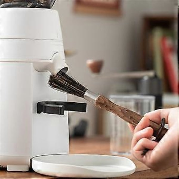 Ammattimainen kahviharja, luonnonharjaksista kahvimyllyn harja, pähkinäpuukahvainen espressoharja nauhalla baristalle