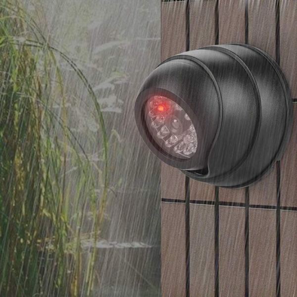 Indendørs/udendørs overvågningskamera, sort falsk kamera, dummy kuppelkamera, støvtæt rød blinkende LED til udendørs brug derhjemme -