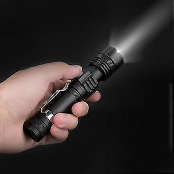 1-pack Uppladdningsbara Taktiska LED-ficklampor Kraftfull Fickformat Liten Ficklampa 800 Lumen Super Stark Vattentät För Utomhuscamping Vandring Med