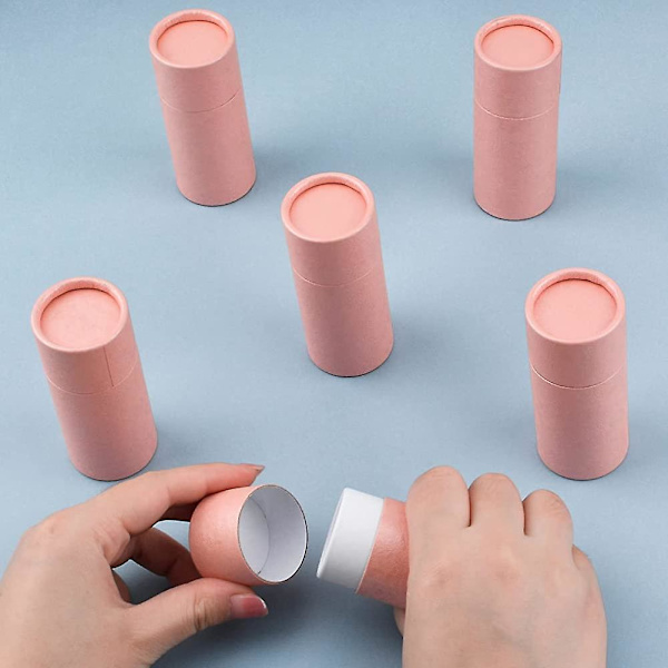 Set med 12 små runda rosa kartongrör i kraftpapper