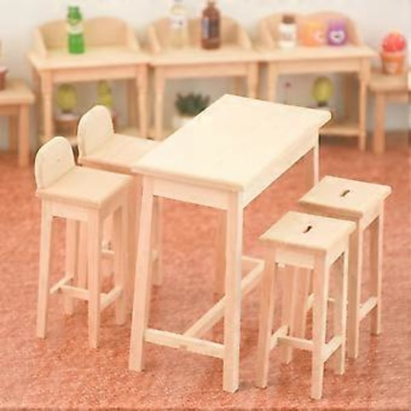 1/12 mittakaavan nukkekodin miniatyyrihuonekalut puinen baaripöytä ja korkeat tuolit koristelutarvikkeille