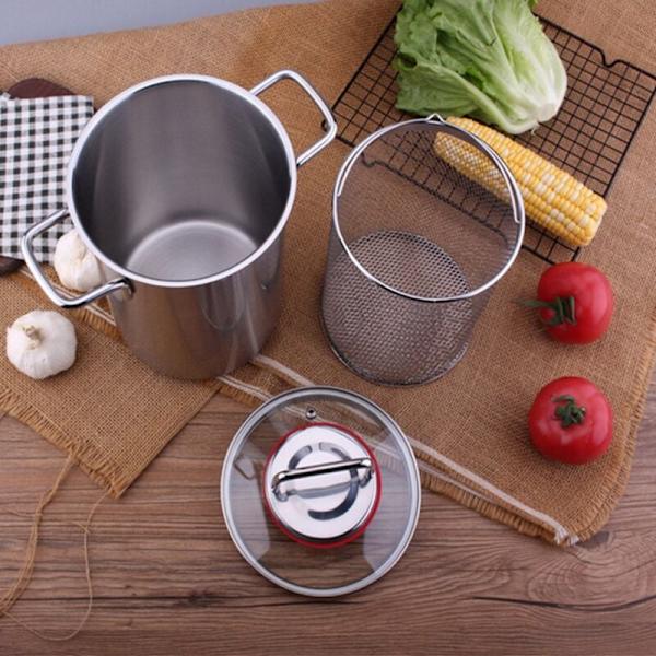 Teräksinen parsa-astia keittosiiviläkorilla parsaa, pastaa ja ranskalaisia varten