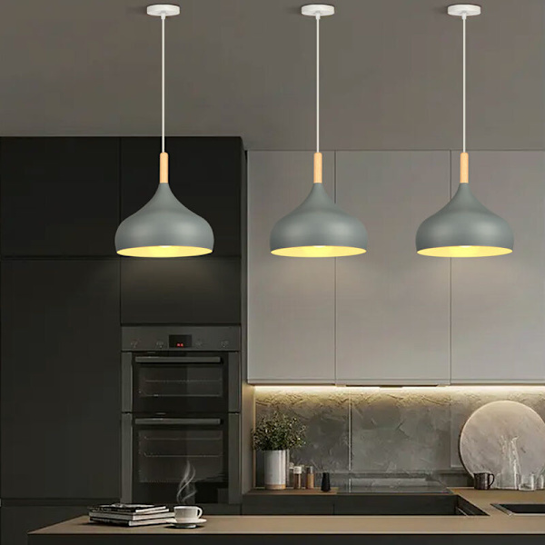 Modern nordisk taklampa i metall och trä med justerbar lampskärm för inomhusbruk, grå