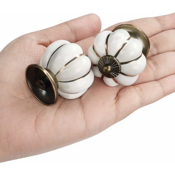 Valkoiset ja kultaiset kurpitsan muotoiset keraamiset nupit ruuveilla (8 kpl) - 3,6 x 3,9 cm / 1,42 x 1,54 tuumaa - Pyöreät vintage-vetimet kodin ja toimiston huonekaluihin