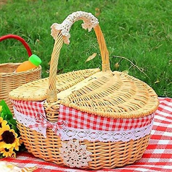 Flätad korg i rotting med lock - lantlig stil med rött och vitt rutigt bomullsfoder - presentkorg för picknick och fester