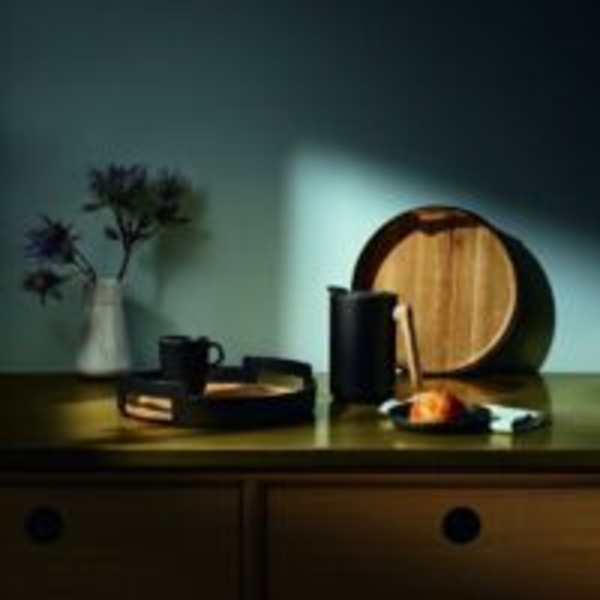 Serveringsbricka i nordisk kök, med en enkel och tidlös design, svart