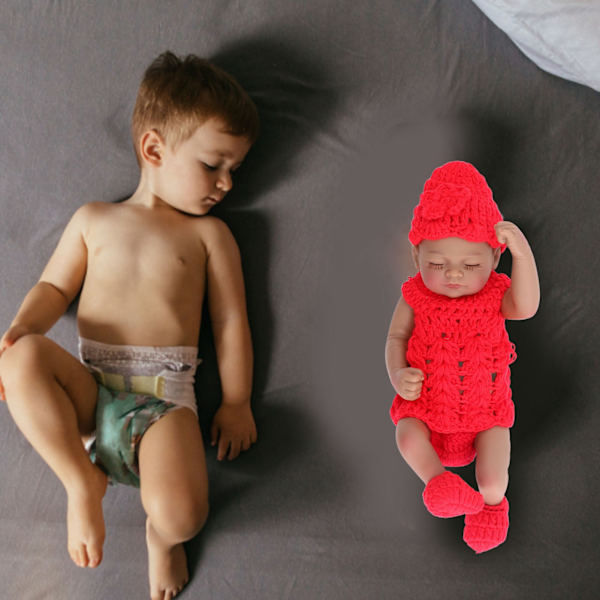 Livsliknande babydocka 10 tum mjuk silikon nyfödd pojke spädbarnsdocka med vackra kläder barnleksak röda kläder med skor