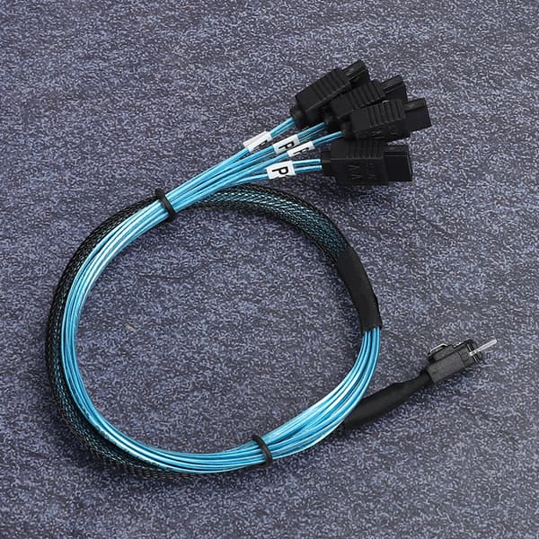 Højhastigheds SAS til SATA-kabel til RAID-controller Pålidelig intern forbindelse Hurtig dataoverførsel op til 12 Gbps Multilane signaltransmission