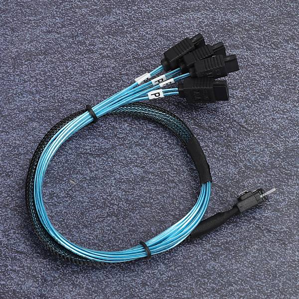 Internt Mini SAS til SATA-kabel til RAID-controller Højhastighedsdatatransmissionskabel med 4X SATA-stik 12 Gbps transmission Egnet server