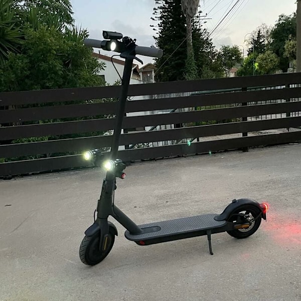 Högpresterande elektriska sparkcykelstrålkastare, bred kompatibilitet för justerbar höjd, supervattentäta lampor för säker nattkörning