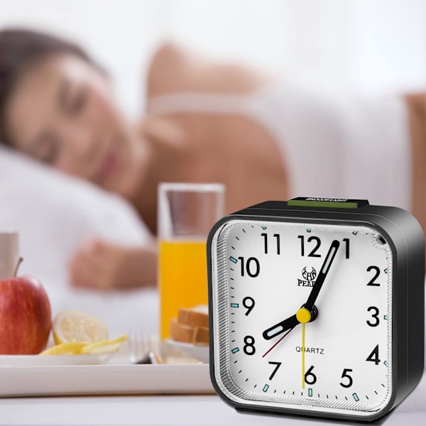 Analog väckarklocka, tystgående - batteridriven - snooze- och belysningsfunktioner - för sovrum, vardagsrum, kontor, resor, enkel inställning, svart