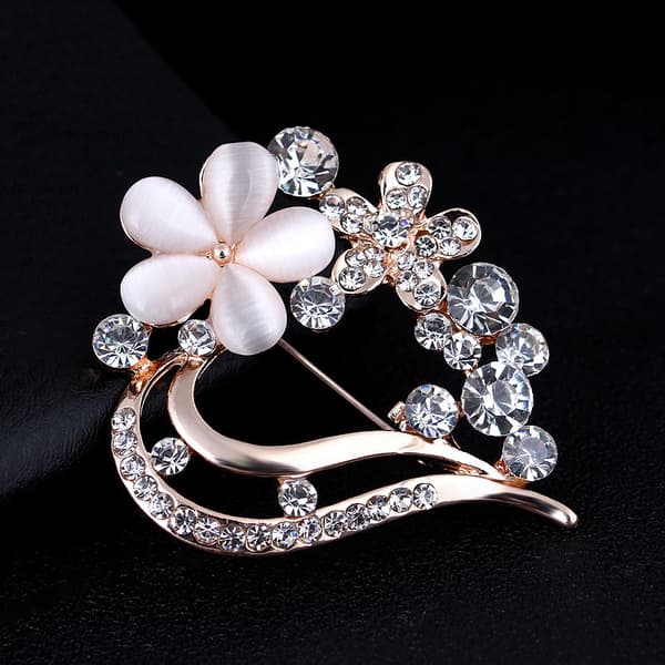 Hjerteformet (guld) blomsterbroche med krystalrhinsten, legering