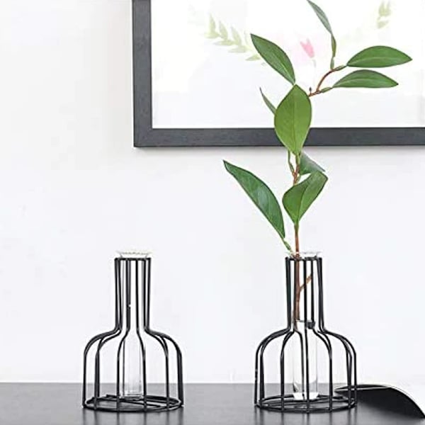 Glasförökningsstation med metallram, svart blomvas, provrörsvas liten vas vardagsrumsblomsterarrangemang