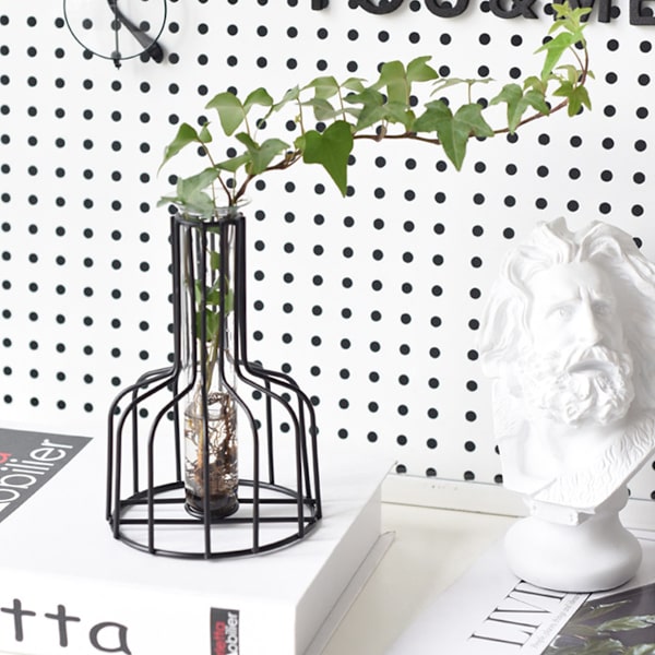 Glasförökningsstation med metallram, svart blomvas, provrörsvas liten vas vardagsrumsblomsterarrangemang
