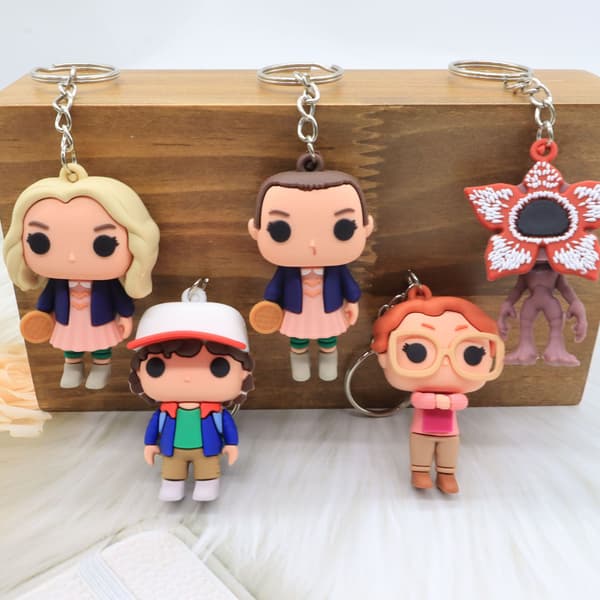 5 stycken \"Stranger Things\" docka tecknad hänge i samma stil